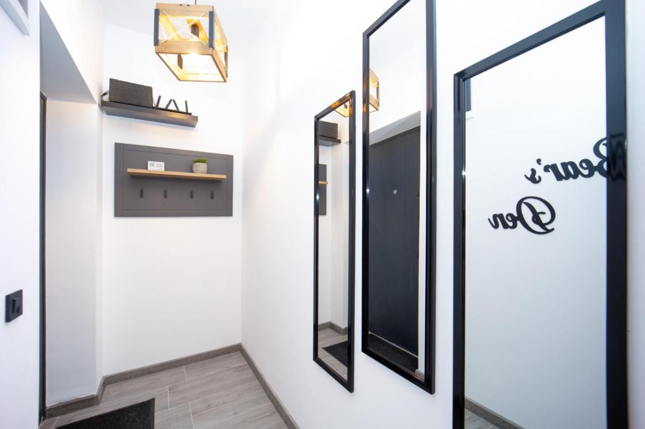 The Bear'S Den In Old City Centre Brasov Exterior photo